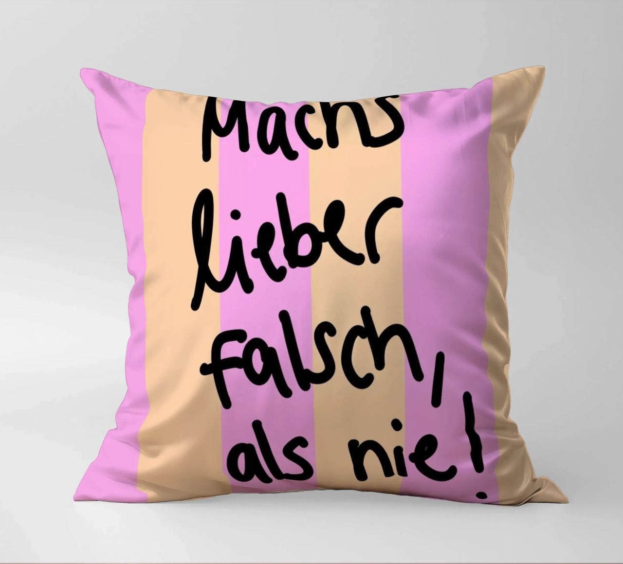 Machs lieber falsch als nie! cuscino da Hej Ibiza by Ute Arnold