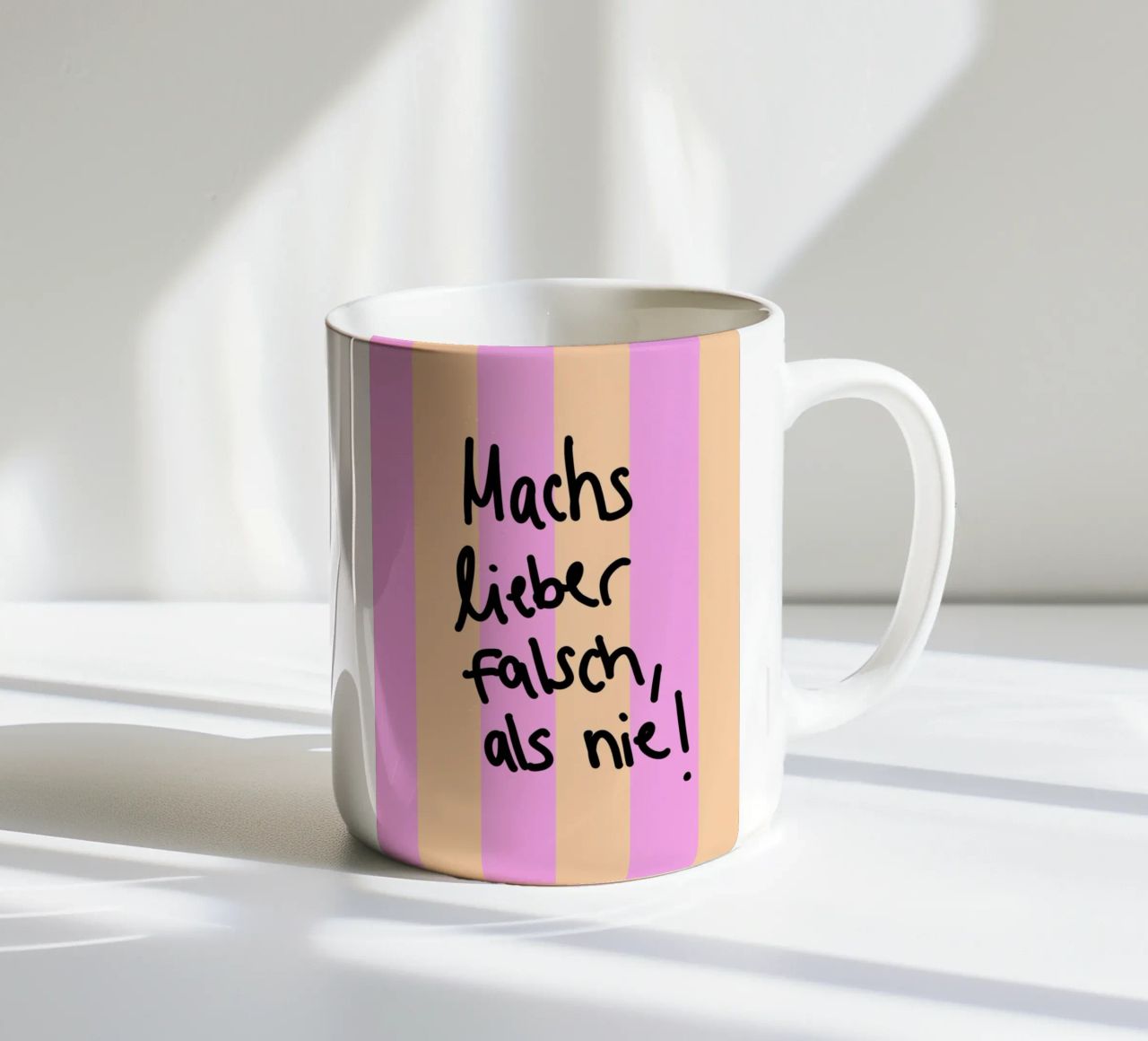 Machs lieber falsch als nie! tazza in ceramica da Hej Ibiza by Ute Arnold