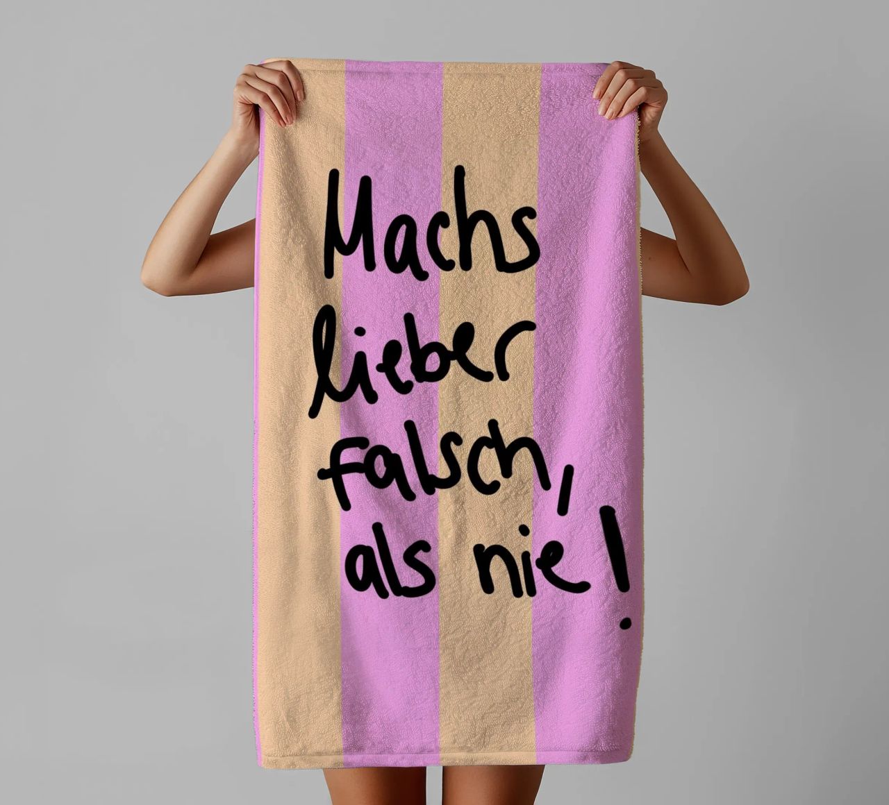 Machs lieber falsch als nie! asciugamano da bagno da Hej Ibiza by Ute Arnold