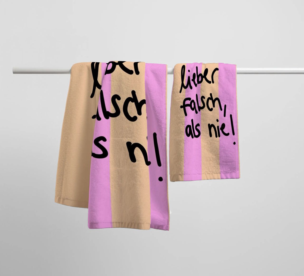 Machs lieber falsch als nie! asciugamano da bagno da Hej Ibiza by Ute Arnold