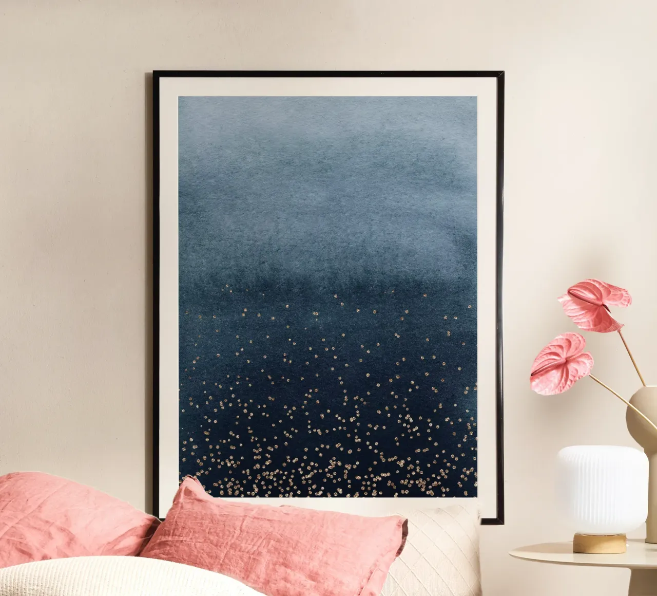 Abstrakte Eleganz – Goldene Akzente auf Dunkelblau poster con telaio in plastica da Whole©