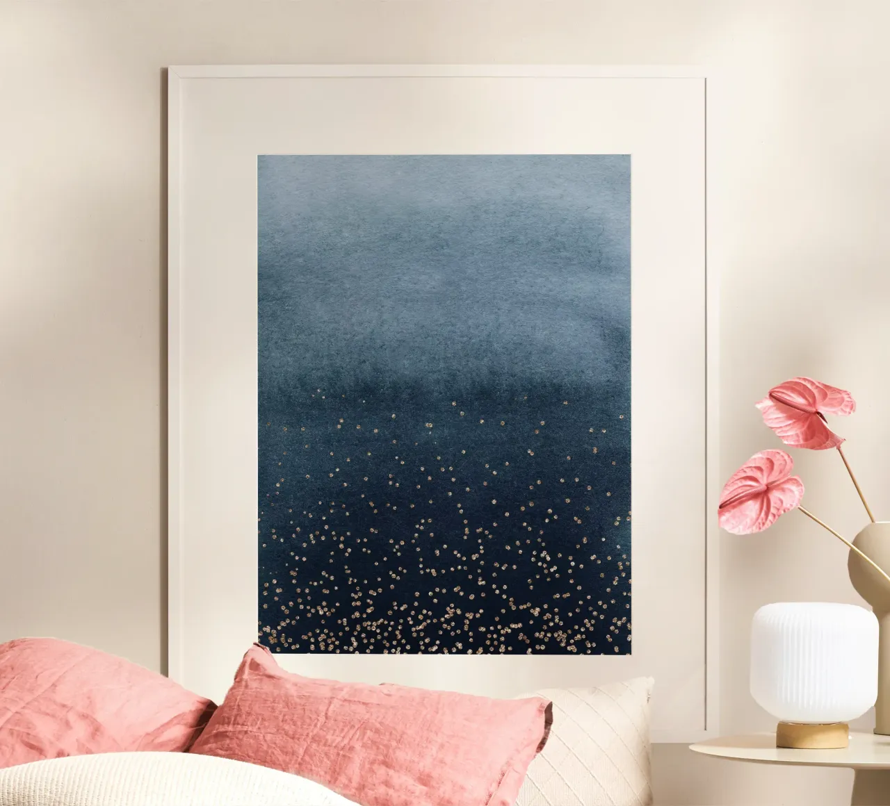 Abstrakte Eleganz – Goldene Akzente auf Dunkelblau poster con telaio in plastica da Whole©