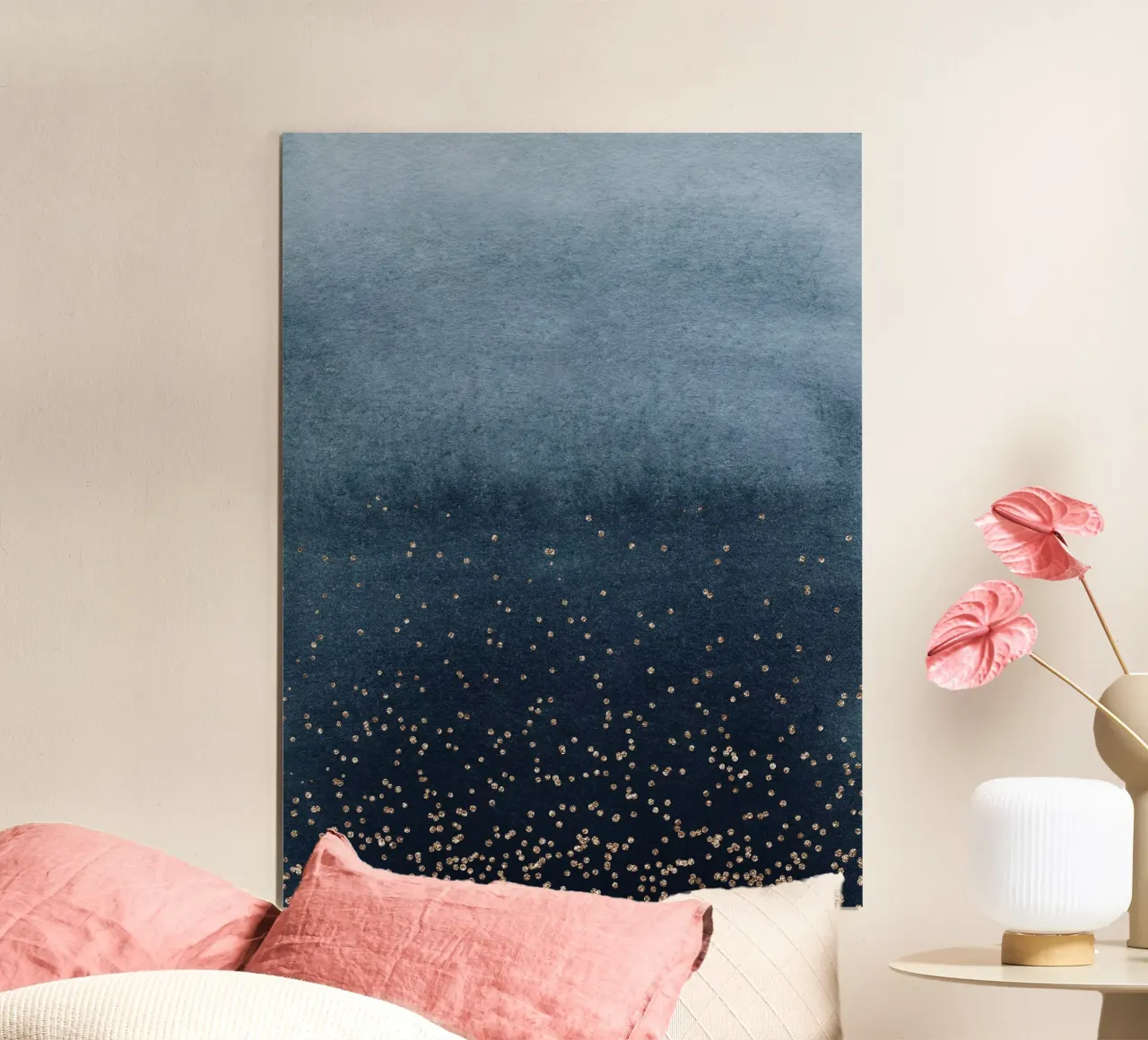 Abstrakte Eleganz – Goldene Akzente auf Dunkelblau poster con telaio in plastica da Whole©