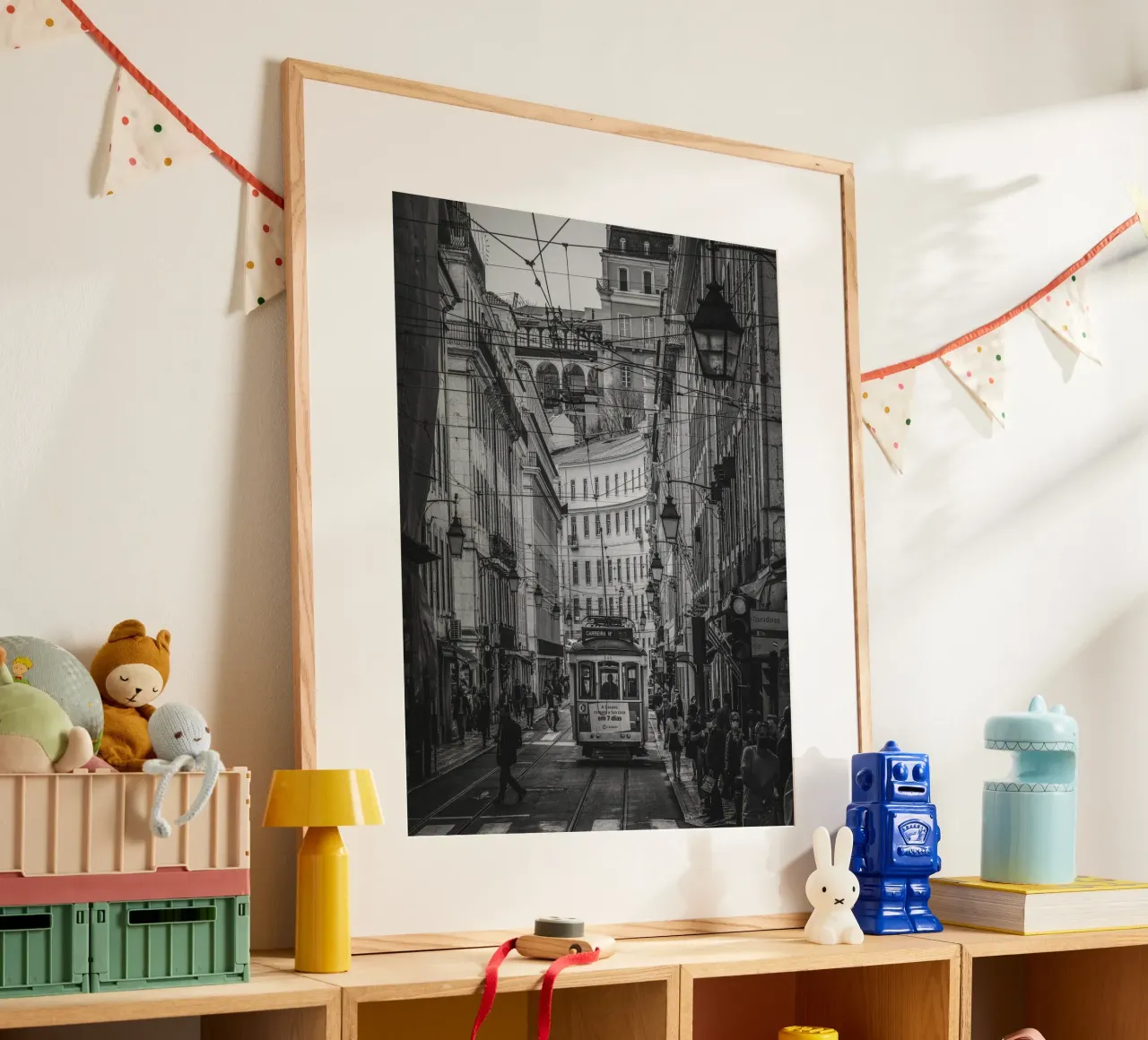 Straßenbahn Lissabon Poster mit Kunststoffrahmen von Marcel Bisig