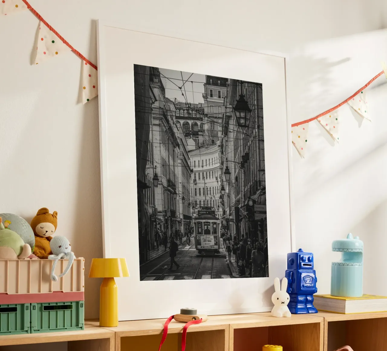 Straßenbahn Lissabon Poster mit Kunststoffrahmen von Marcel Bisig