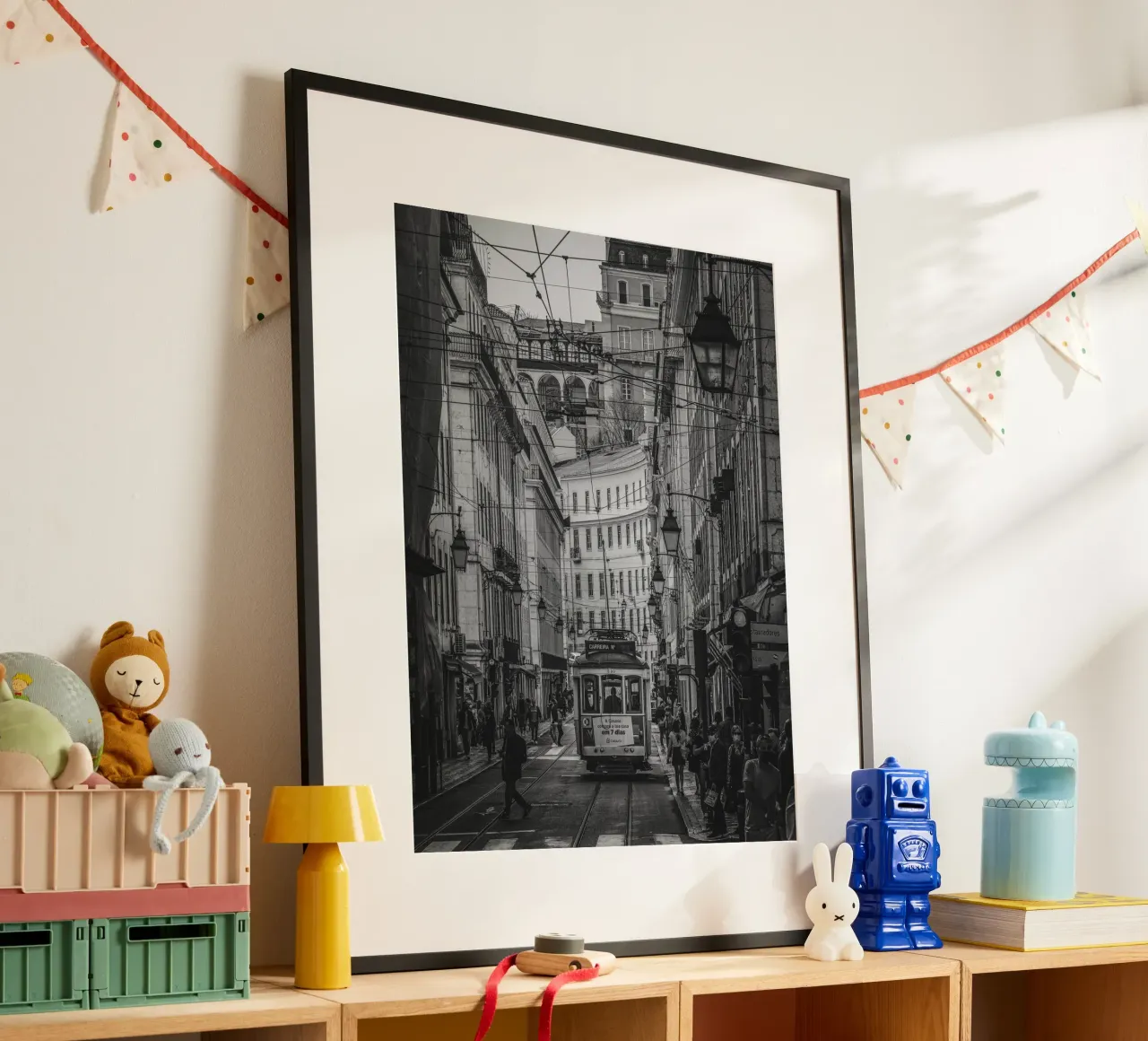 Straßenbahn Lissabon Poster mit Kunststoffrahmen von Marcel Bisig
