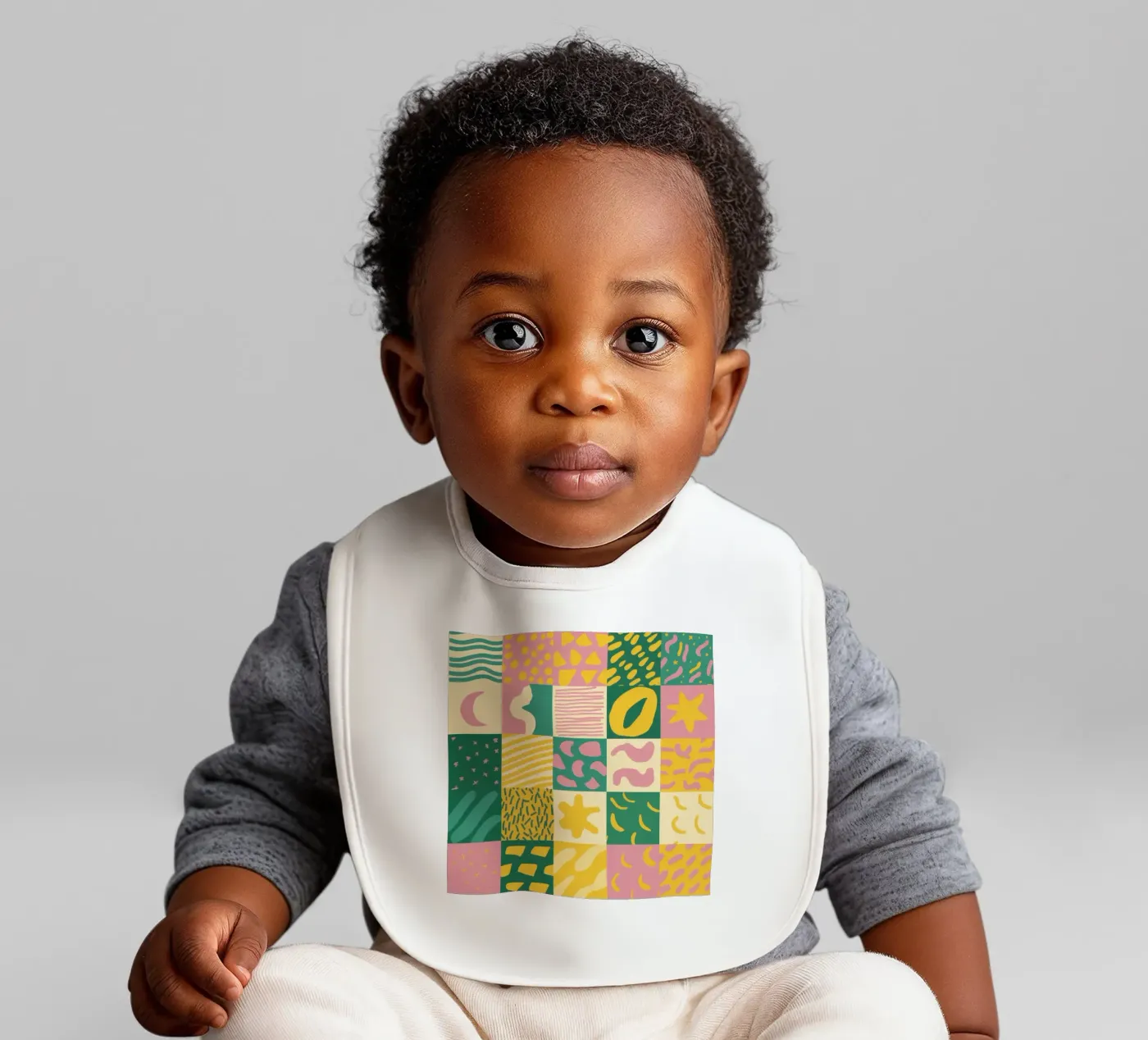 Vrolijk patchworkraster baby slabbetje van Sun Riser