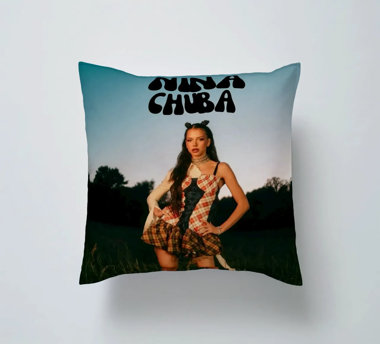 Posa Nina Chuba cuscino da Galery Vintage