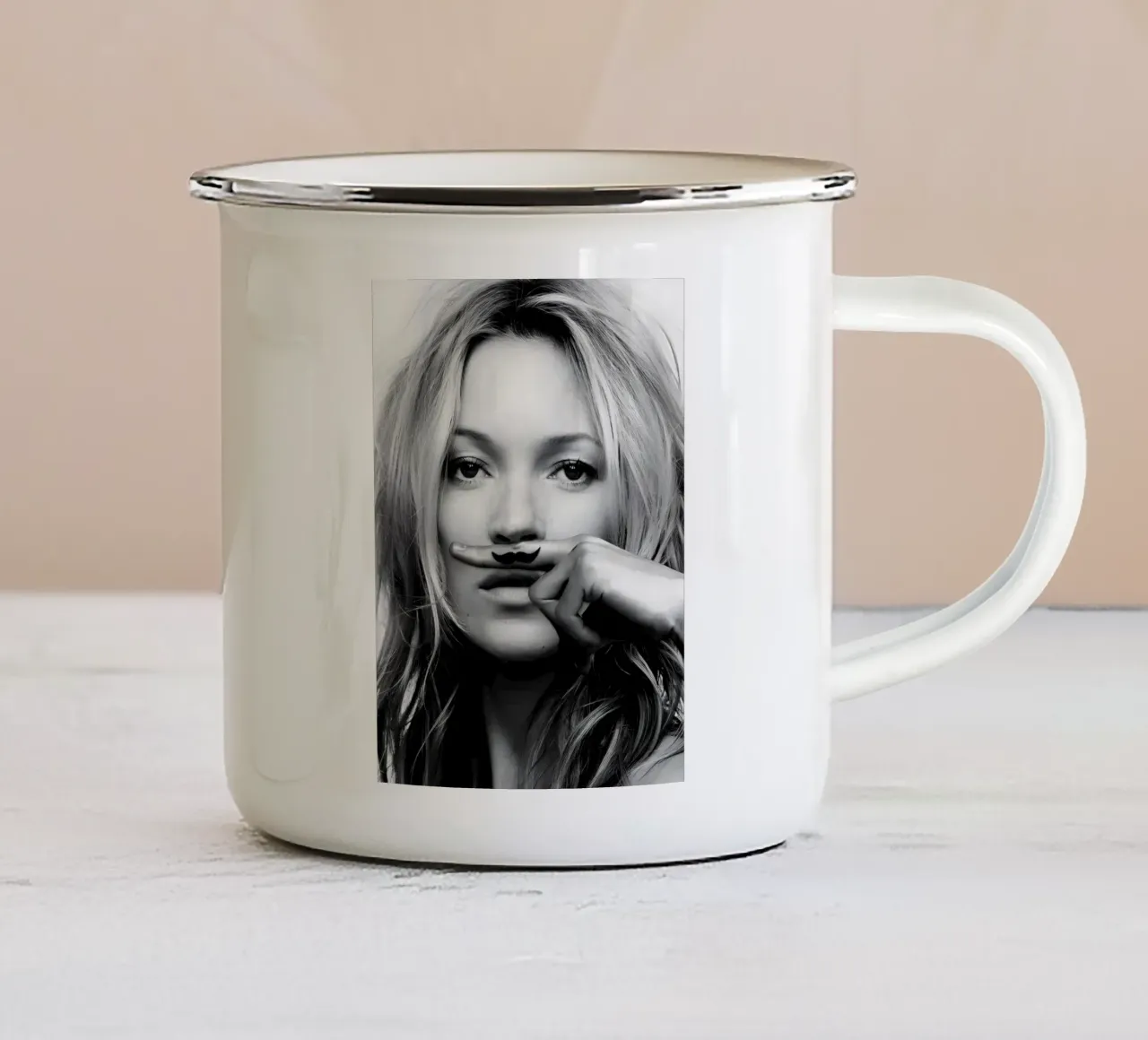 Un tocco di umorismo tazza in smalto da Galery Vintage