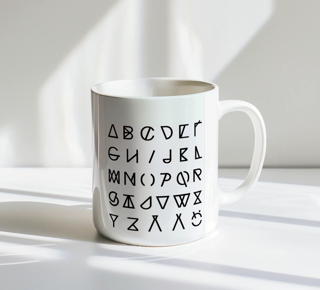 Graphic Alphabets tazza in ceramica da RK Design