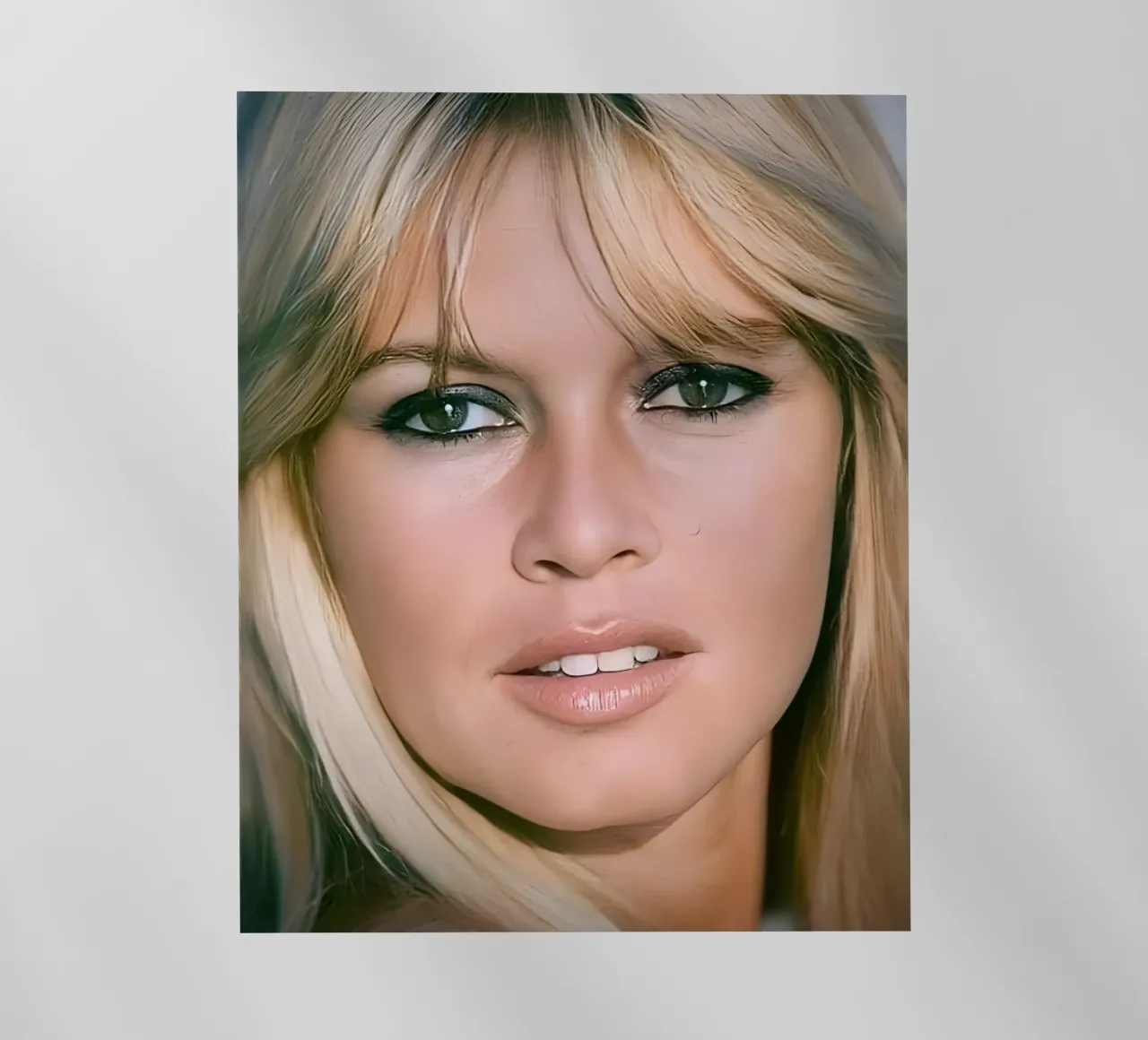Frangetta e eyeliner pellicola backlit da Galery Vintage