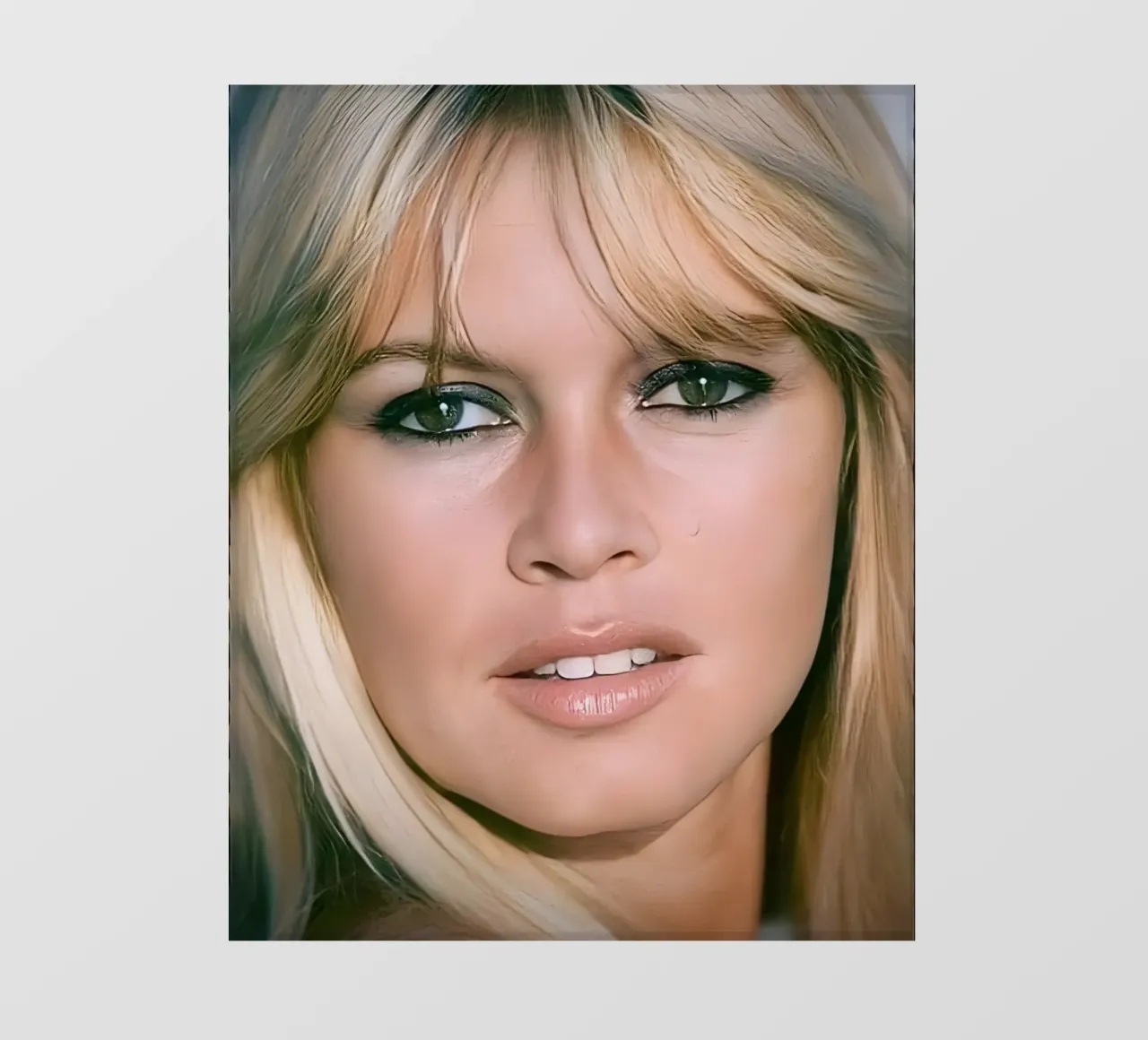 Frangetta e eyeliner pellicola backlit da Galery Vintage