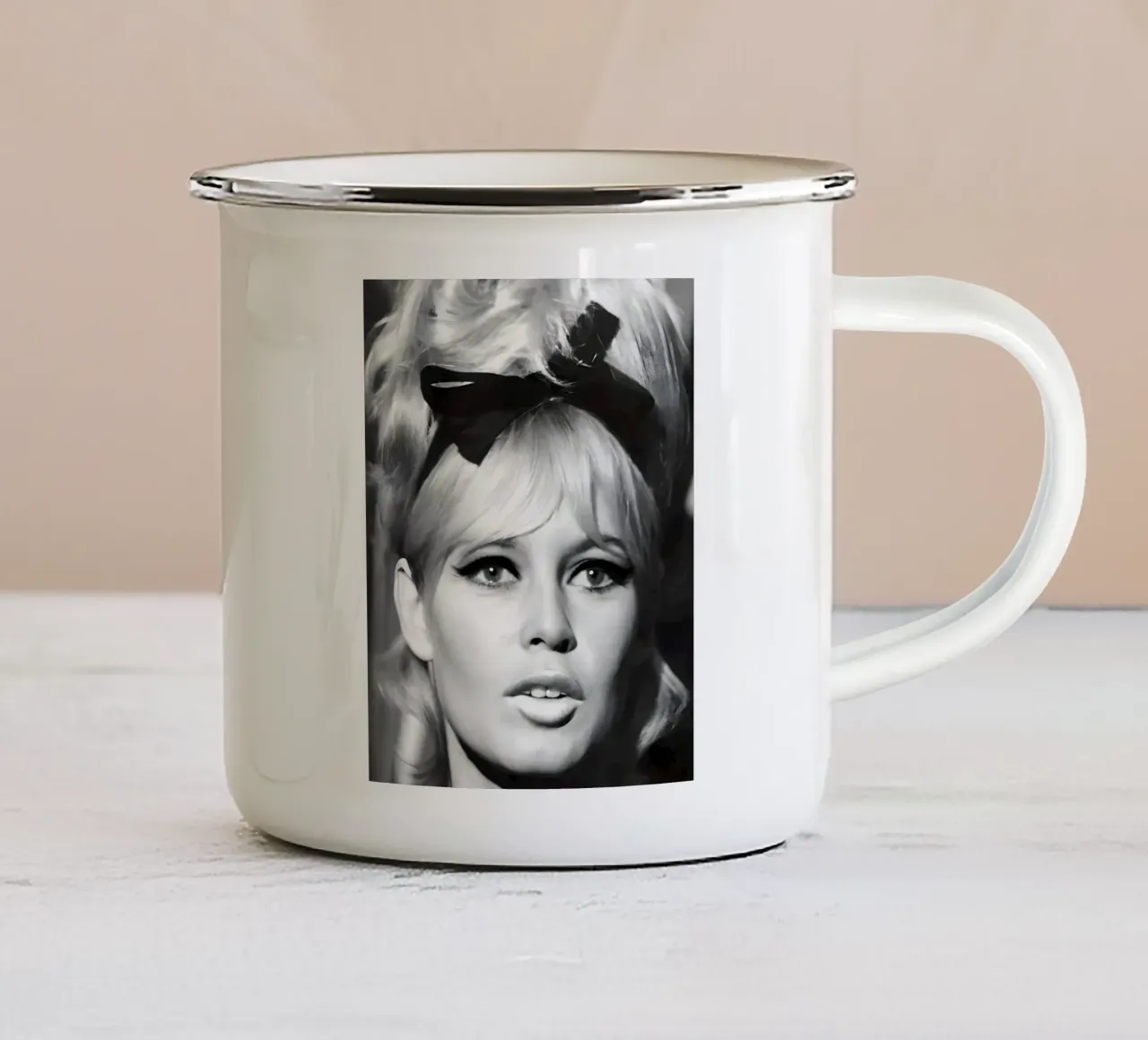 L'occhio di Brigitte tazza in smalto da Galery Vintage