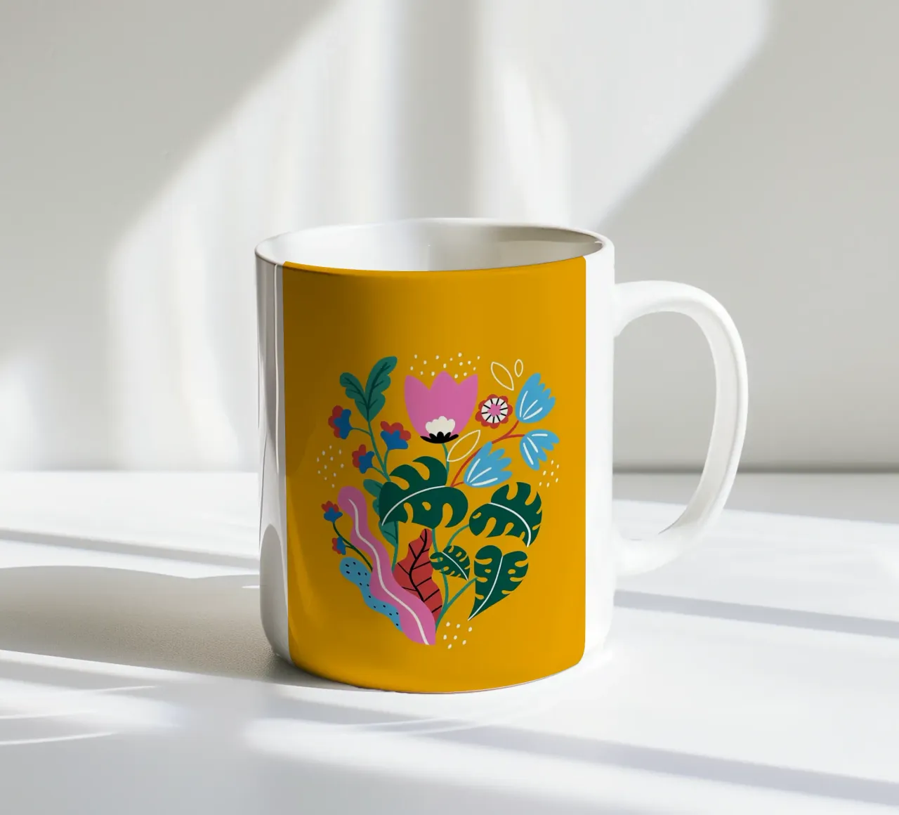 Fiori botanici gialli tazza in ceramica da Locquinn Fuller