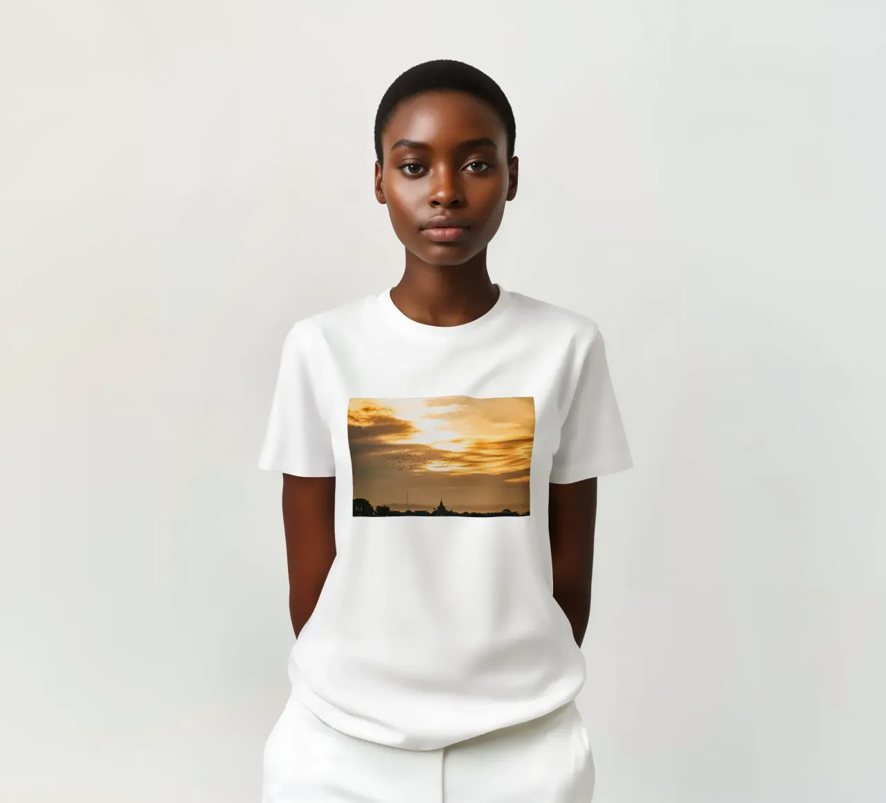Stormo di uccelli all'alba - Dresda t-shirt da Bold and Retro