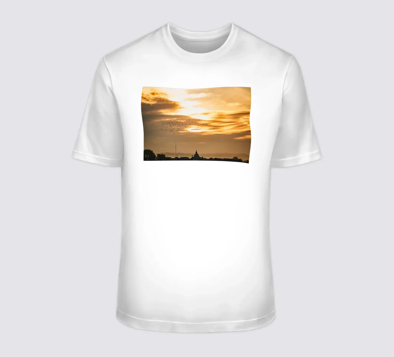 Stormo di uccelli all'alba - Dresda t-shirt da Bold and Retro