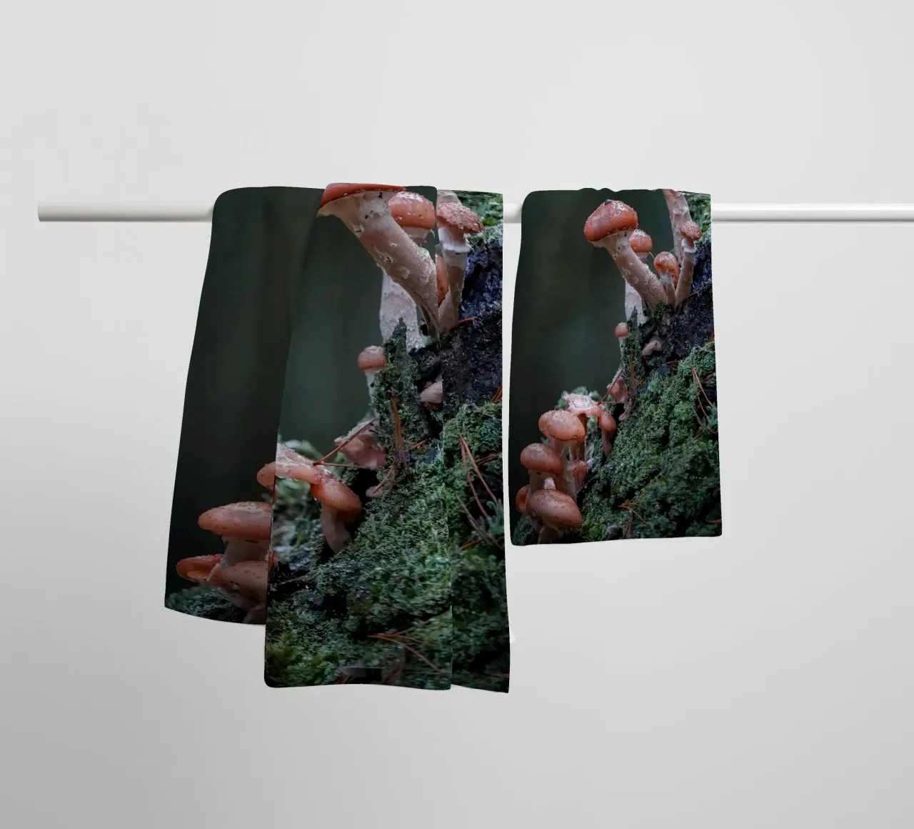 Funghi nella foresta asciugamano da bagno da Tom's Wildlife