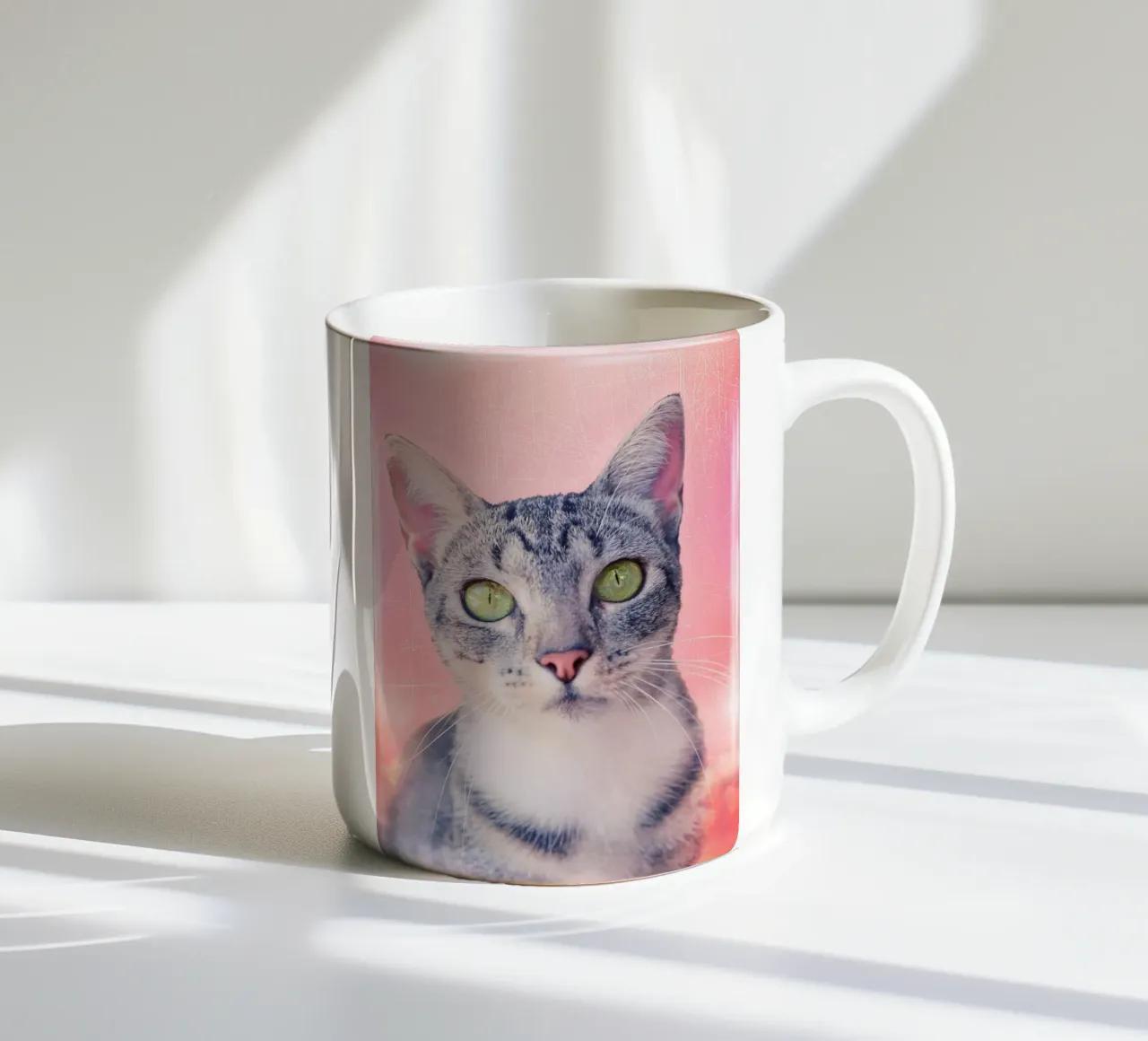 Gatto con occhi a mela verde tazza in ceramica da Eva Nev Photography