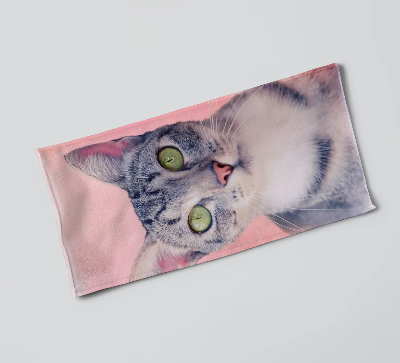 Gatto con occhi a mela verde asciugamano da bagno da Eva Nev Photography