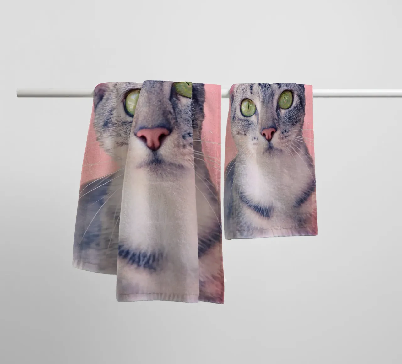 Gatto con occhi a mela verde asciugamano da bagno da Eva Nev Photography