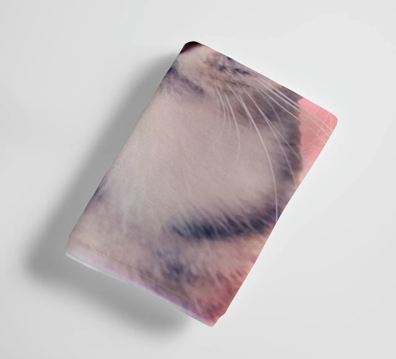 Gatto con occhi a mela verde asciugamano da bagno da Eva Nev Photography