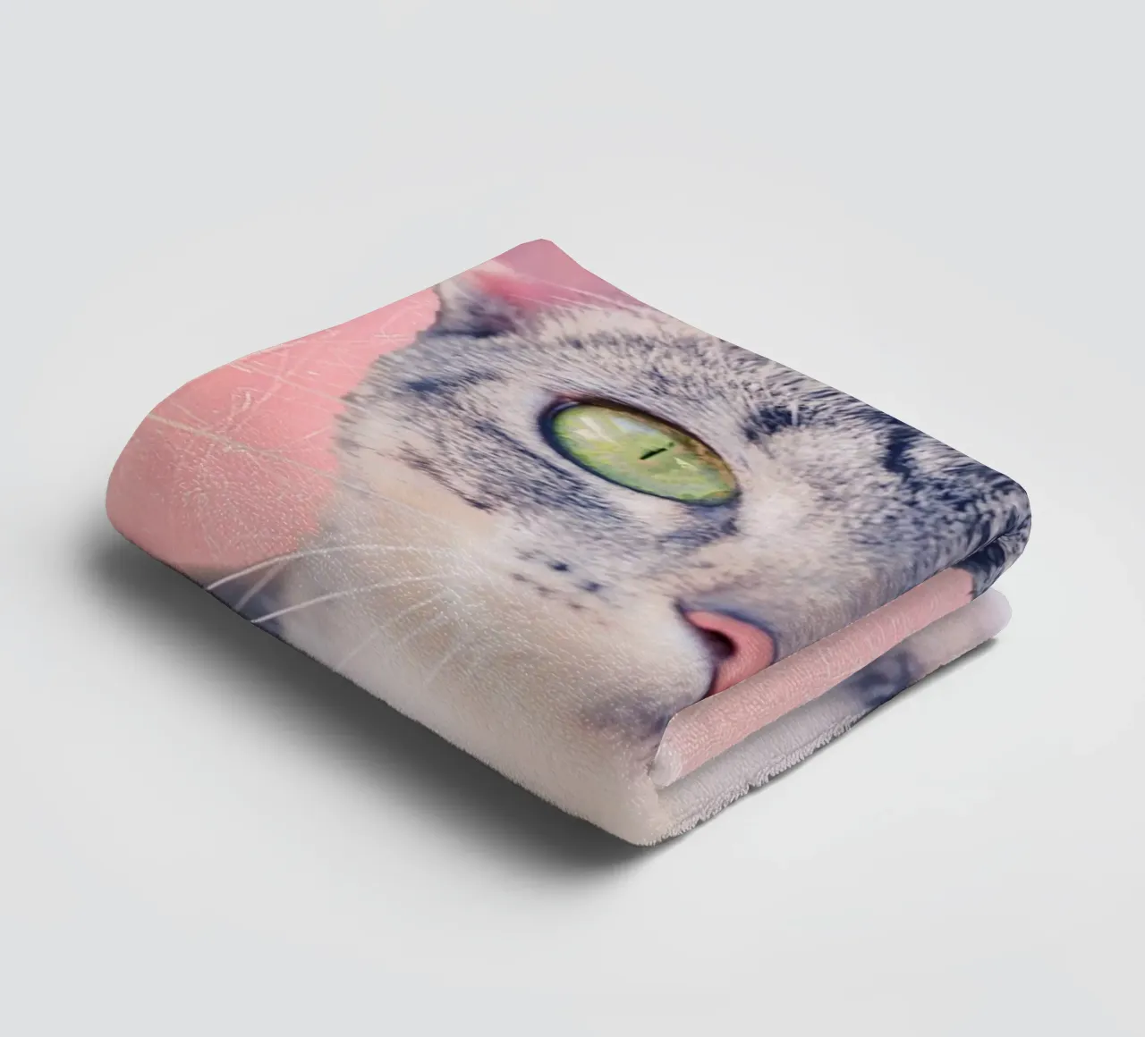 Gatto con occhi a mela verde asciugamano da bagno da Eva Nev Photography