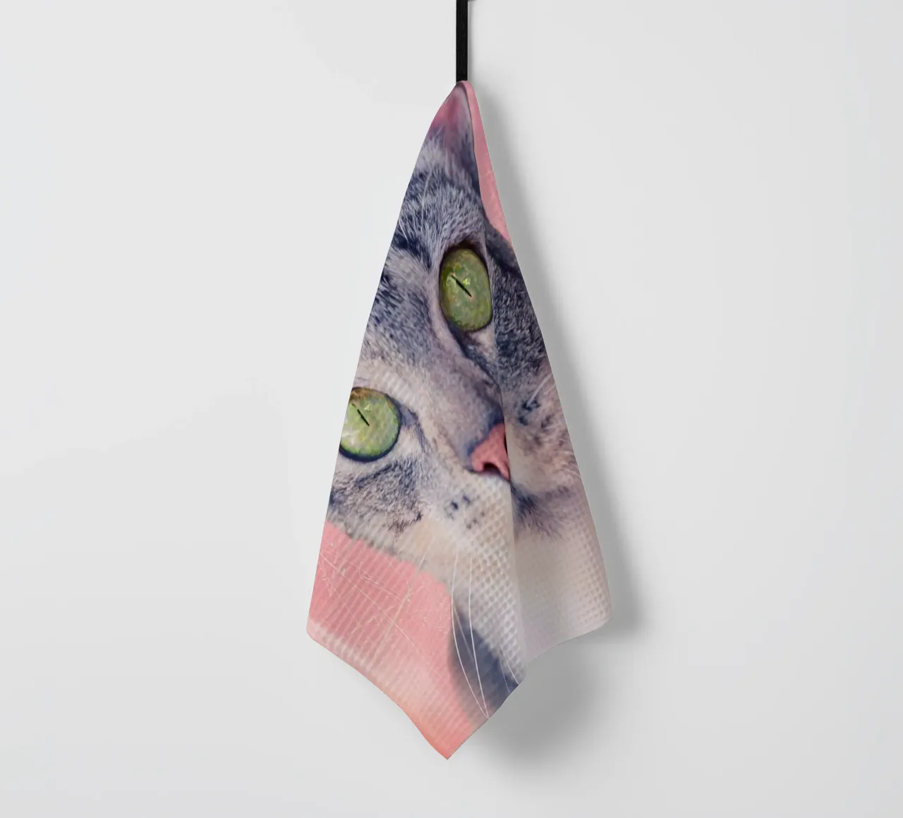 Chat aux yeux de pomme verte torchon de Eva Nev Photography