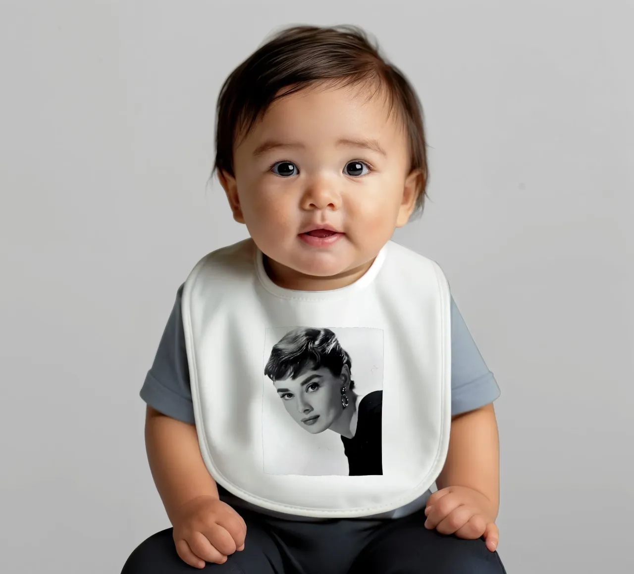 Ritratto iconico di Audrey Hepburn bavaglino da Galery Vintage
