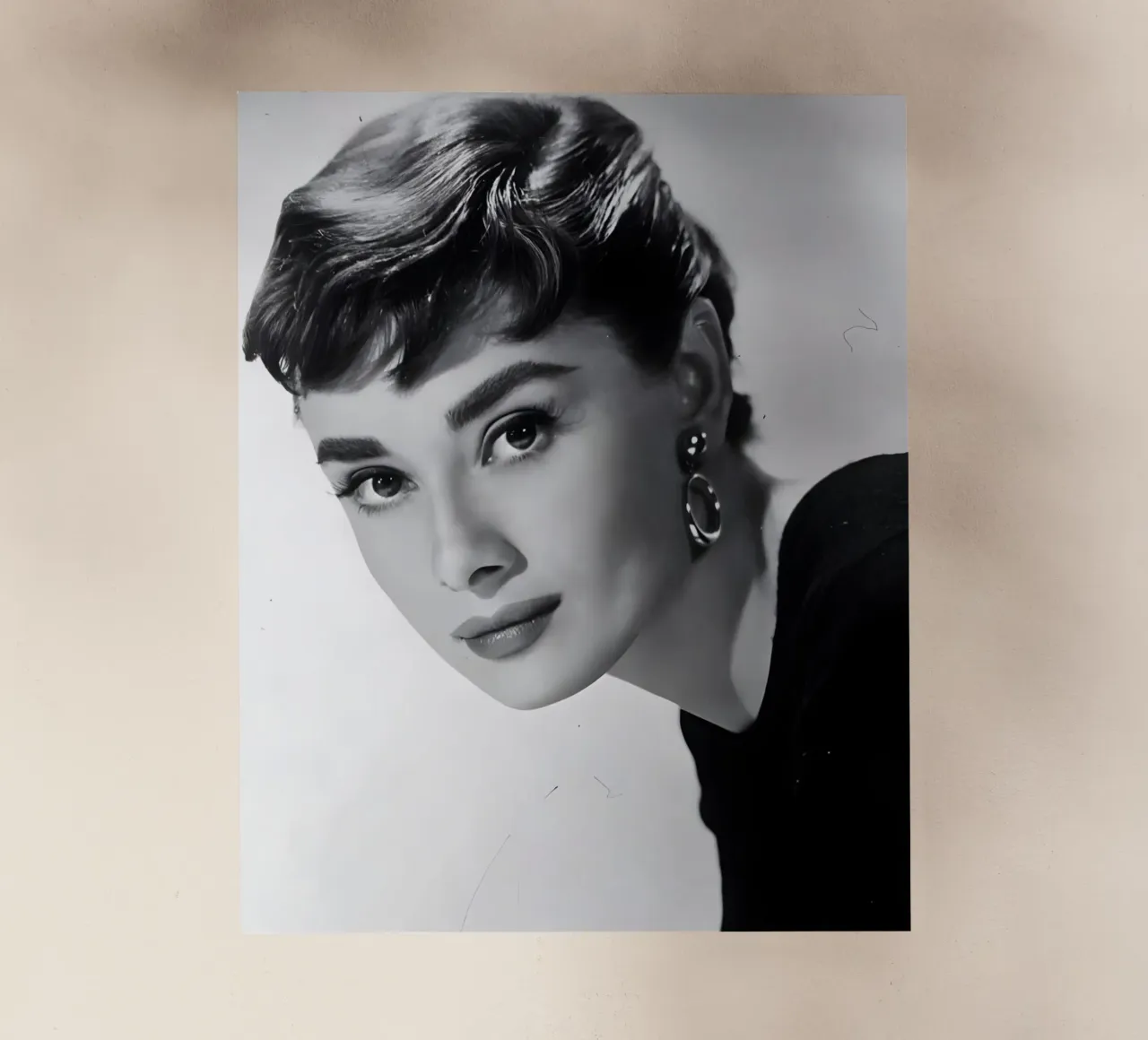 Ritratto iconico di Audrey Hepburn pellicola backlit da Galery Vintage
