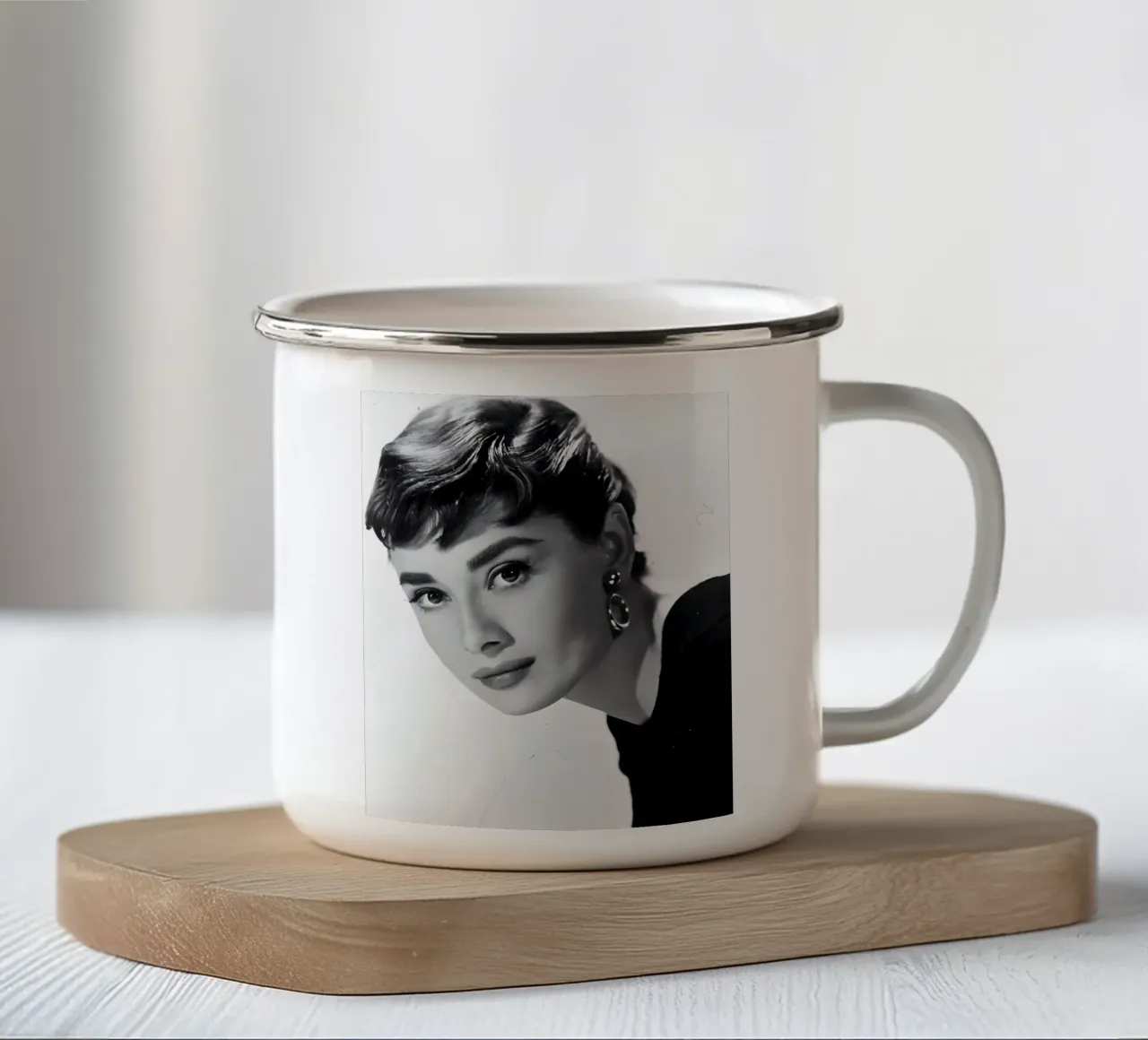 Ritratto iconico di Audrey Hepburn tazza in smalto da Galery Vintage