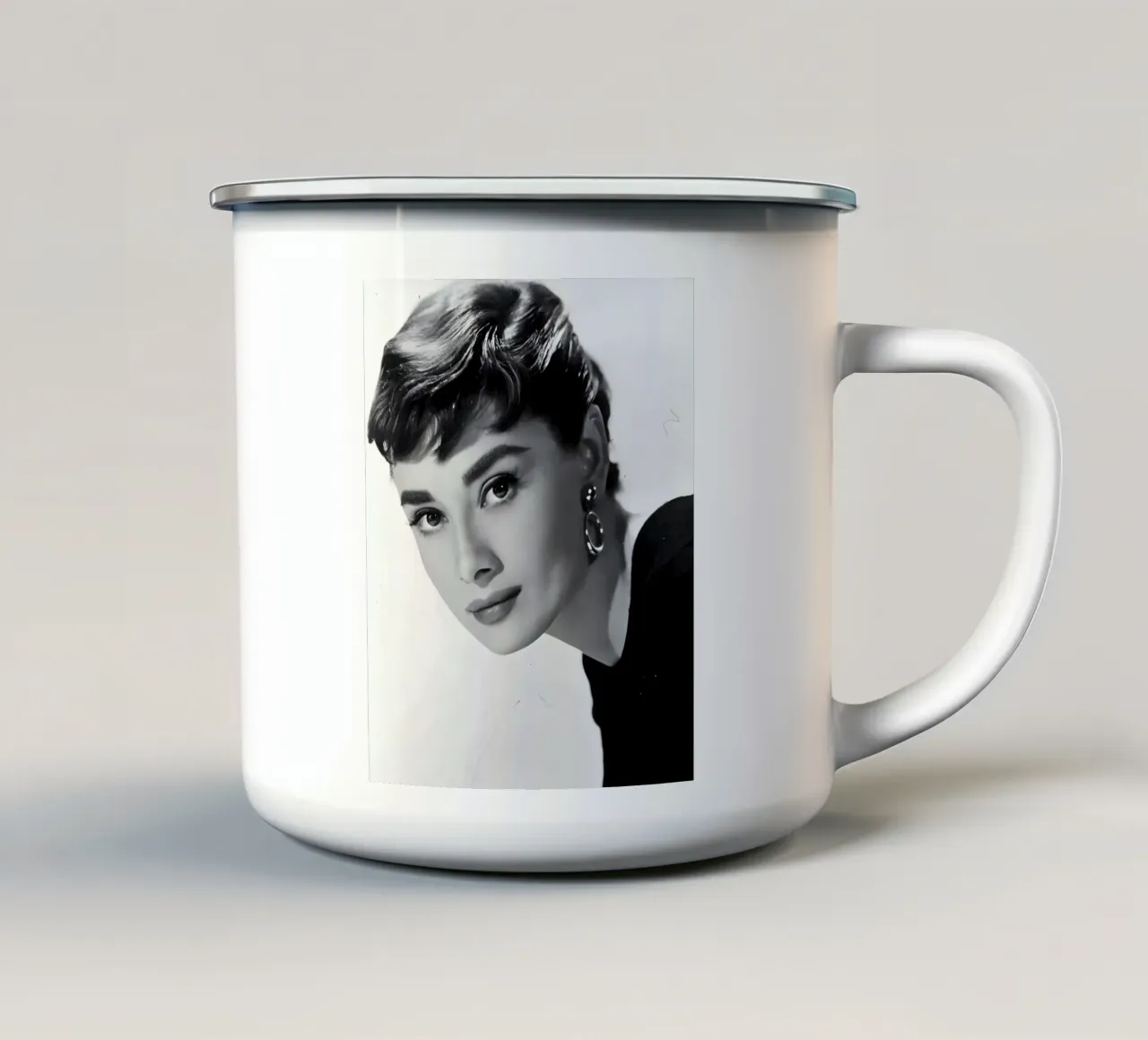 Ritratto iconico di Audrey Hepburn tazza in smalto da Galery Vintage