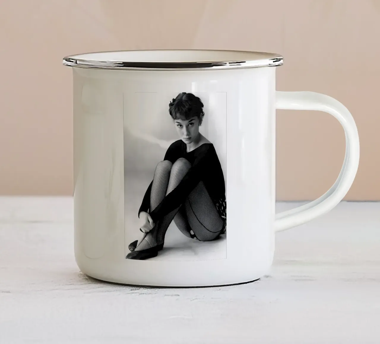 Audrey Hepburn: La ballerina tazza in smalto da Galery Vintage