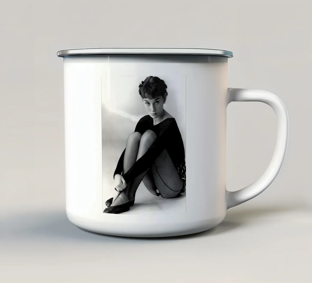 Audrey Hepburn: La ballerina tazza in smalto da Galery Vintage
