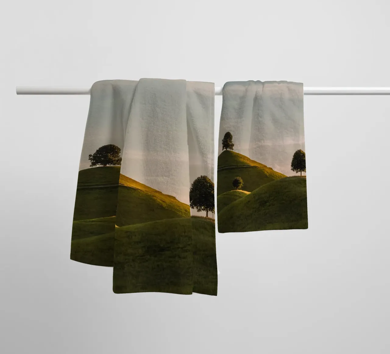 Drie heuvels met zonsondergang badhanddoek van Marcel Bisig