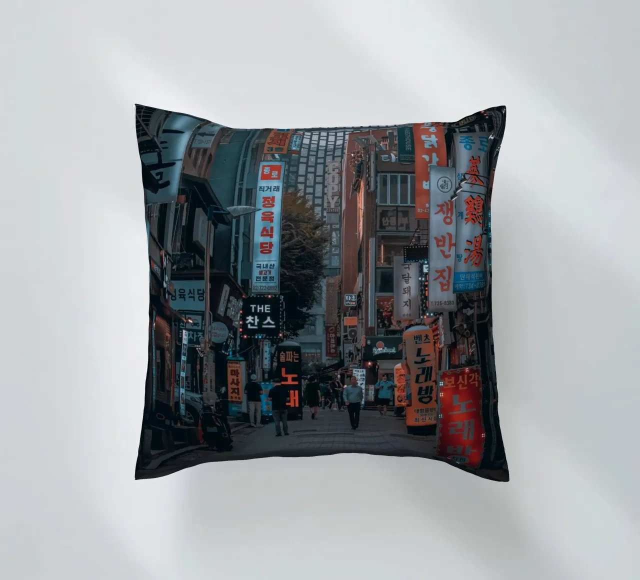 Insegne al neon di Seul, Corea cuscino da Marcel Bisig