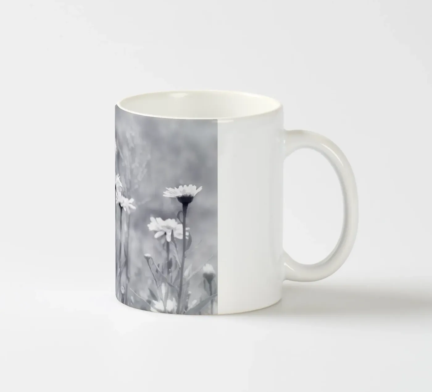 Daisies ceramic mug by Atteloi