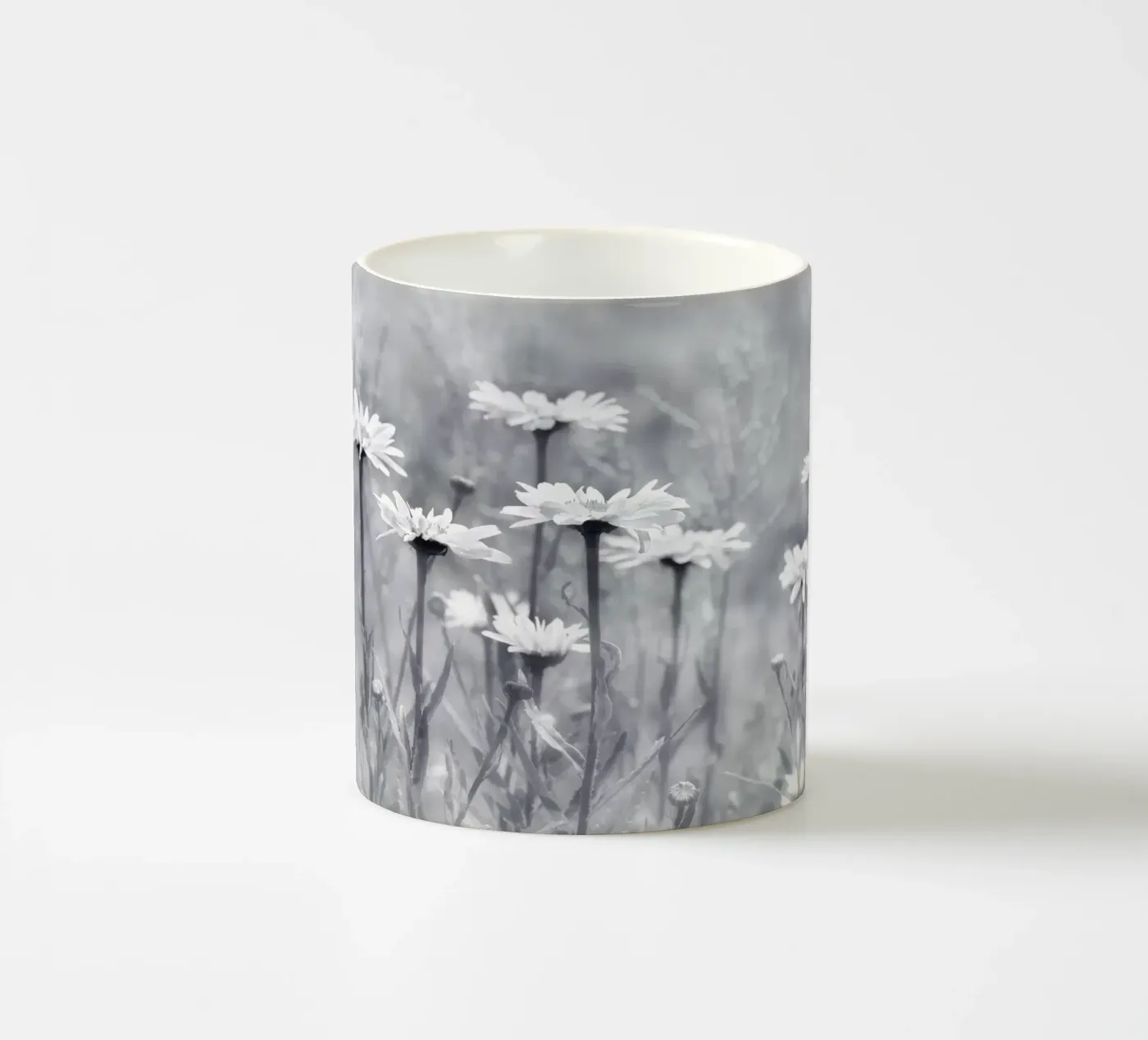 Daisies ceramic mug by Atteloi