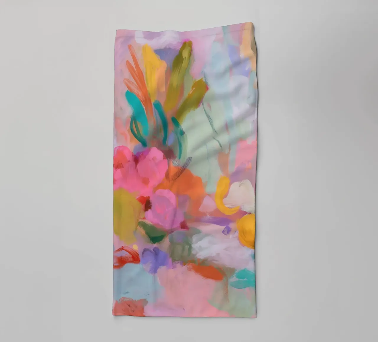 Abstracte symfonie van kleuren, roze badhanddoek van Carina Pop & Pastell