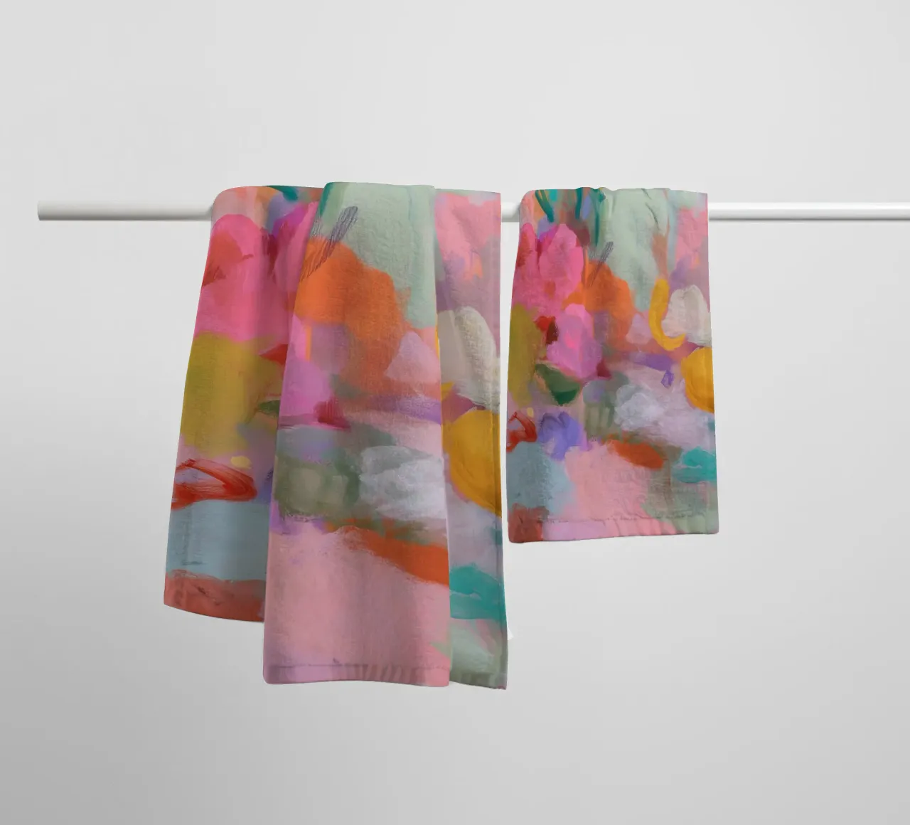 Abstracte symfonie van kleuren, roze badhanddoek van Carina Pop & Pastell