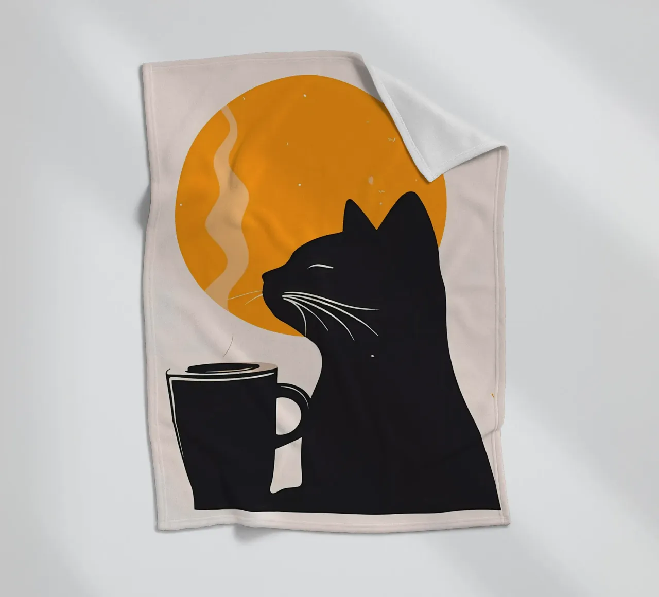 Gatto nero con tazza di caffè coperta in pile da Locquinn Fuller