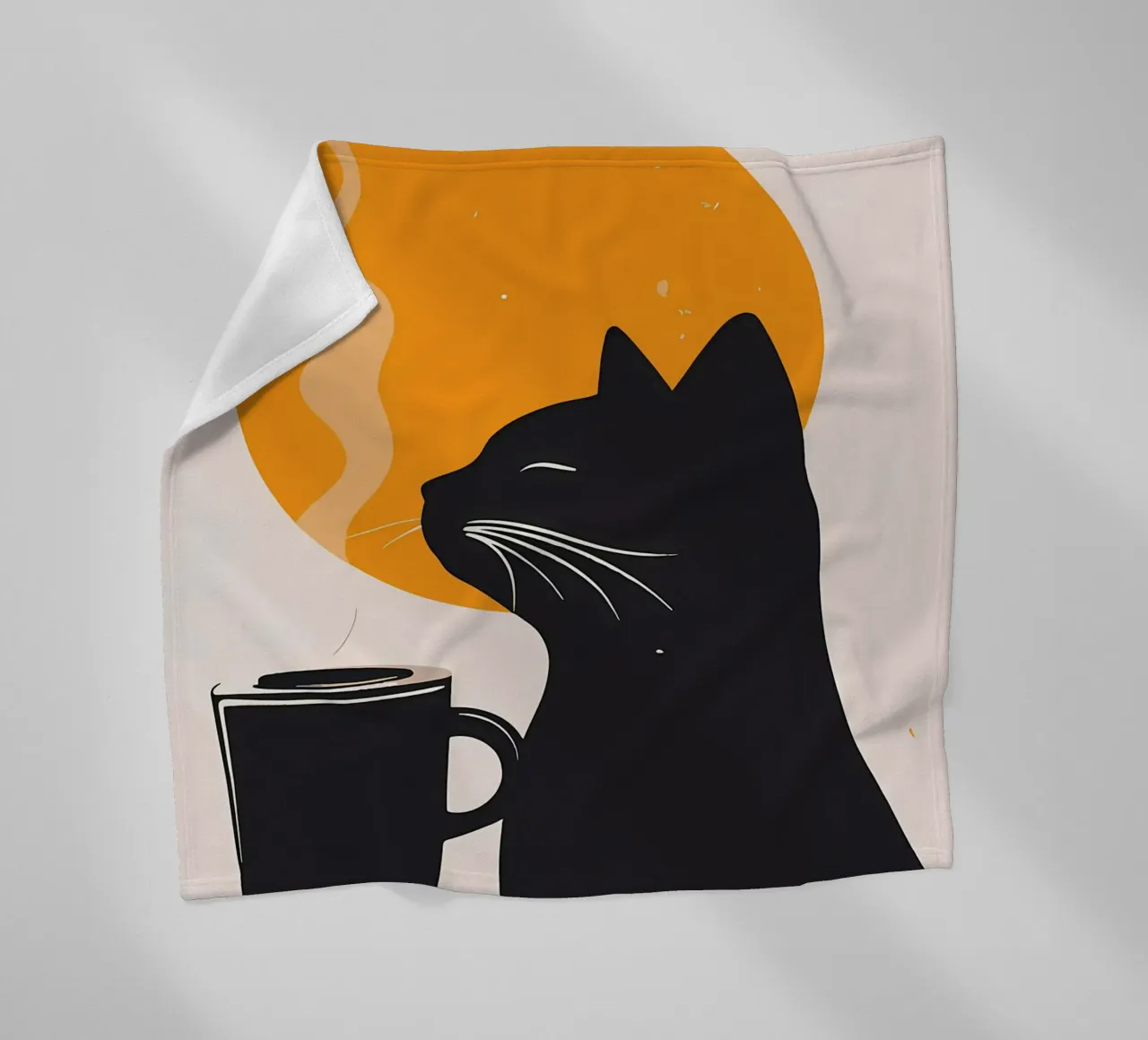 Gatto nero con tazza di caffè coperta in pile da Locquinn Fuller