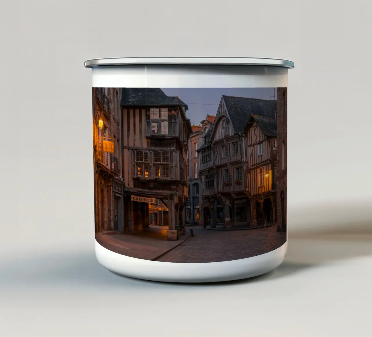 La città medievale di Dinan di notte, Francia tazza in smalto da Marcel Bisig
