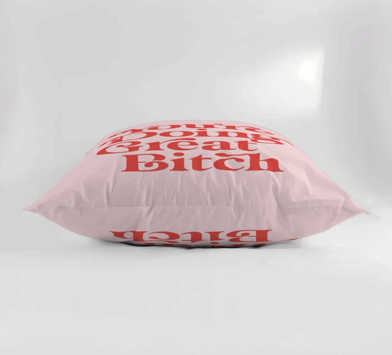 You're Doing Great Bitch cuscino da THE MOTIVATED TYPE