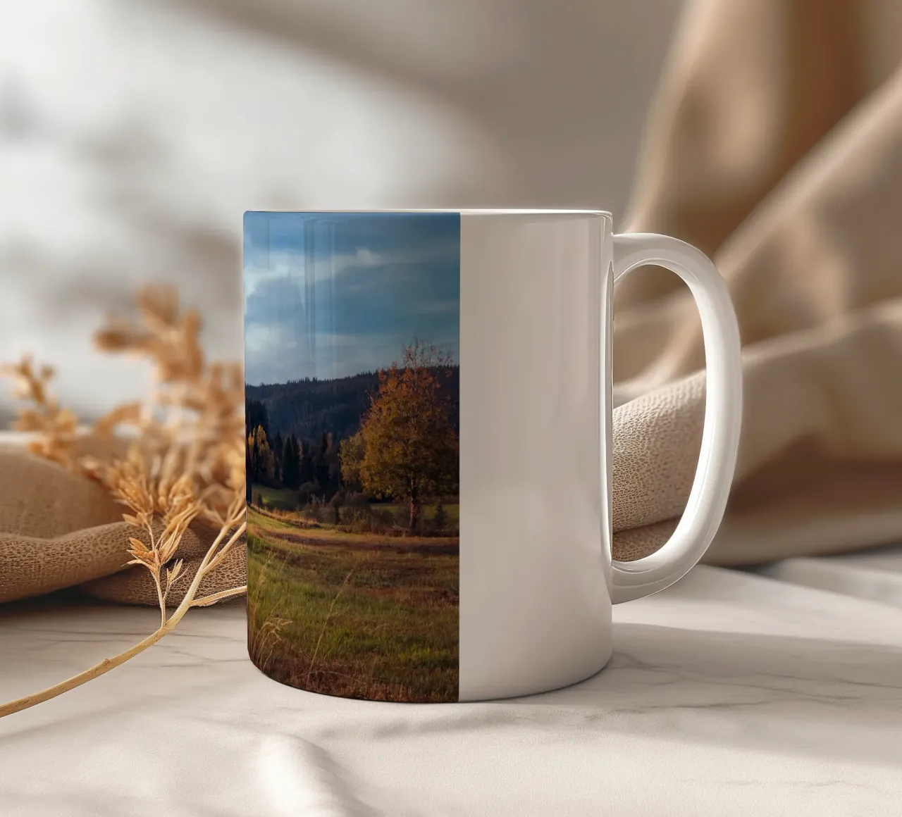 Fienile d'autunno in Svizzera tazza in ceramica da mbgraphx2
