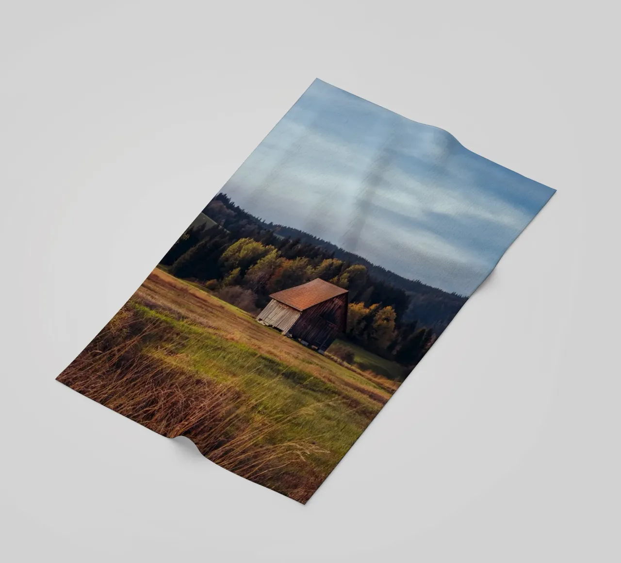 Herbstscheune in der Schweiz Strandtuch von mbgraphx2