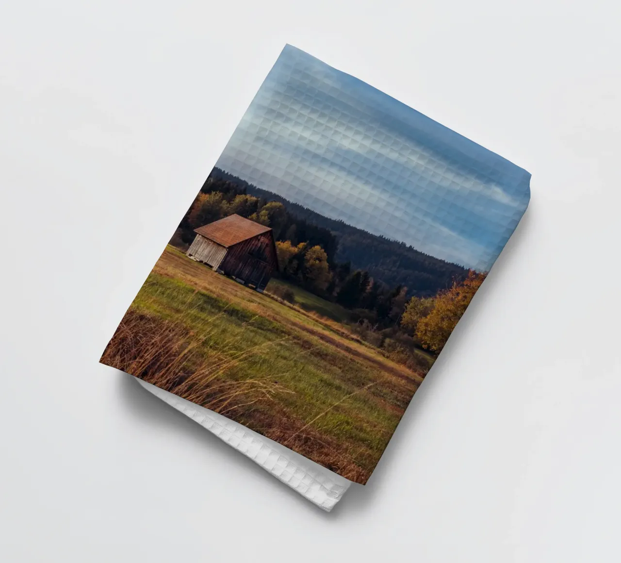 Herbstscheune in der Schweiz Geschirrtuch von mbgraphx2