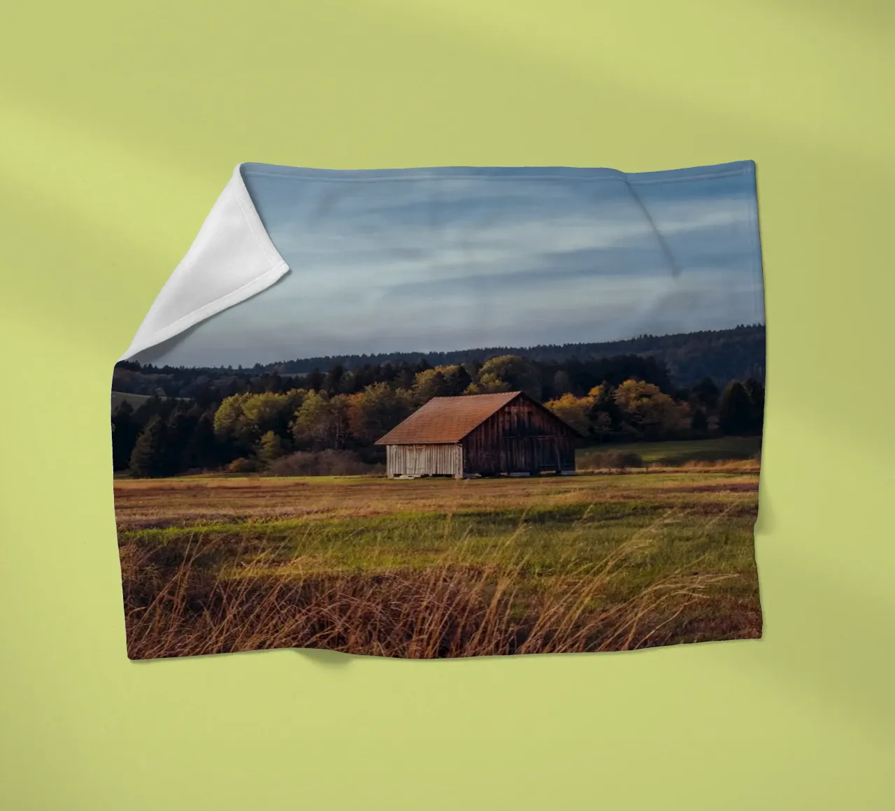 Fienile d'autunno in Svizzera coperta in pile da mbgraphx2
