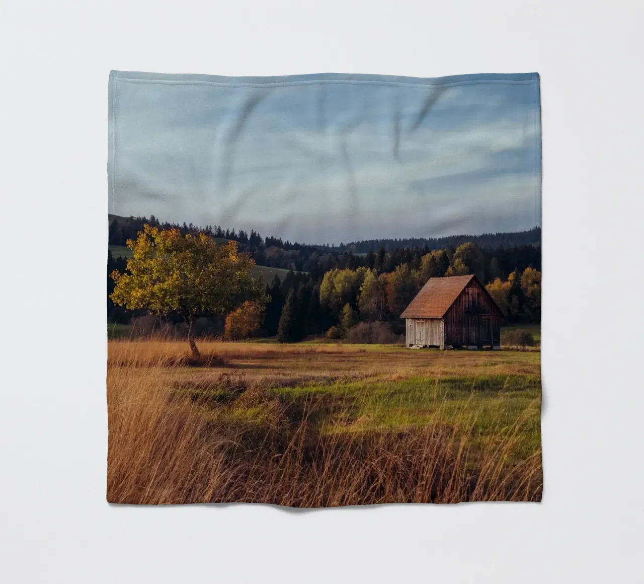 Fienile d'autunno in Svizzera coperta in pile da mbgraphx2