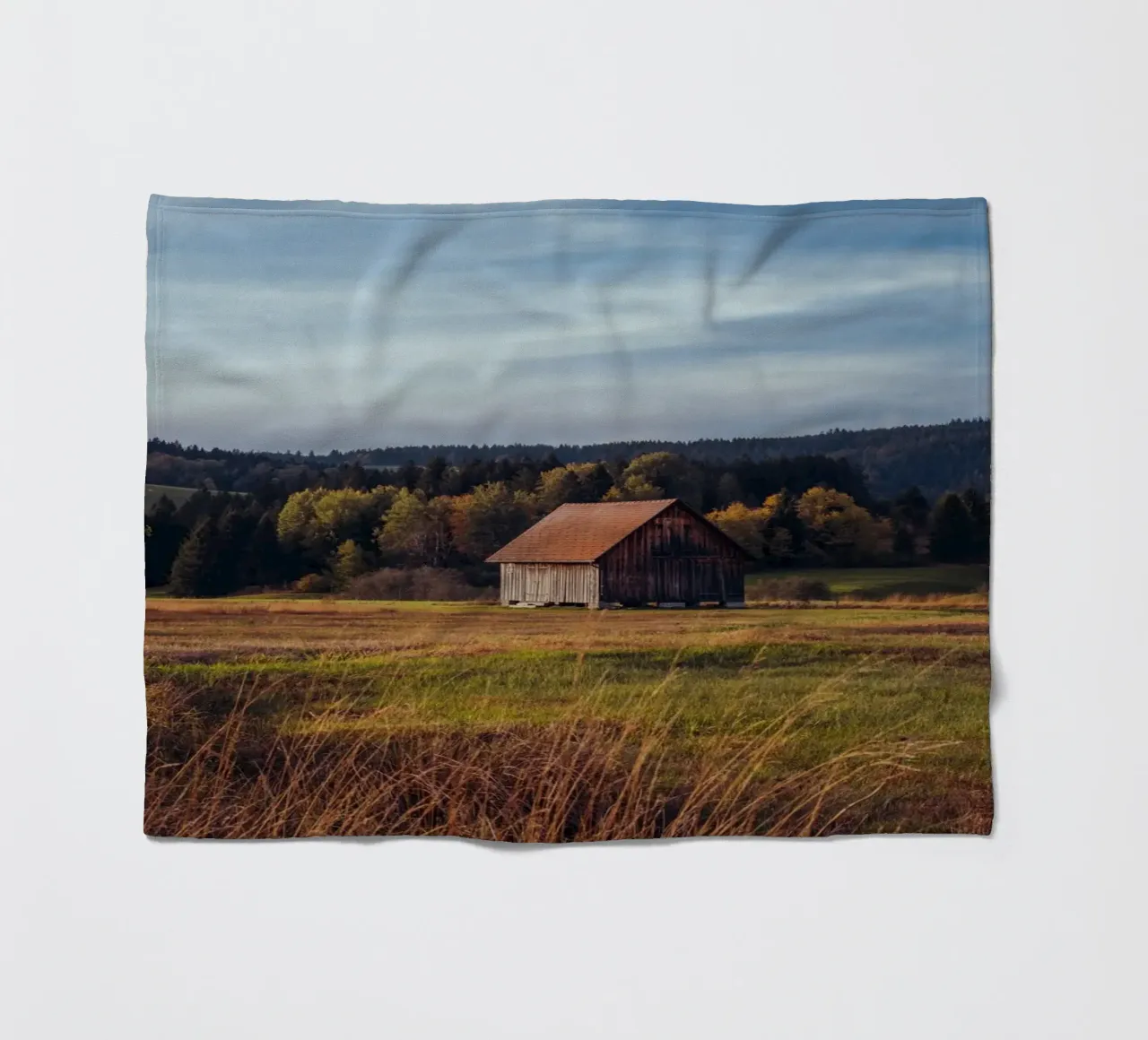 Fienile d'autunno in Svizzera coperta in pile da mbgraphx2
