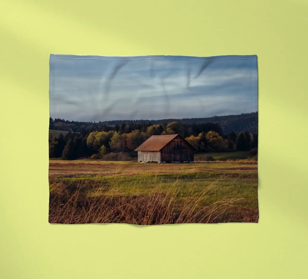 Fienile d'autunno in Svizzera coperta in pile da mbgraphx2